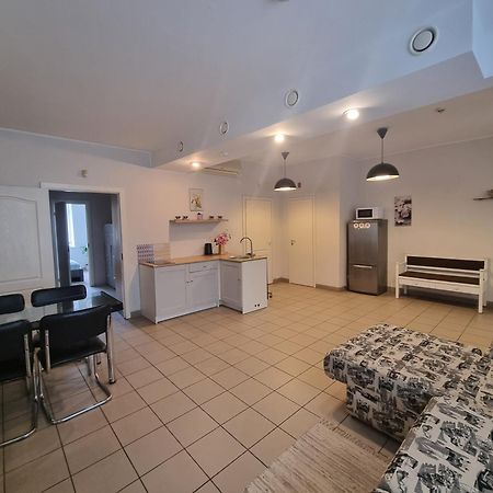 Camellia Studio Apartment & Parking Riga Eksteriør billede