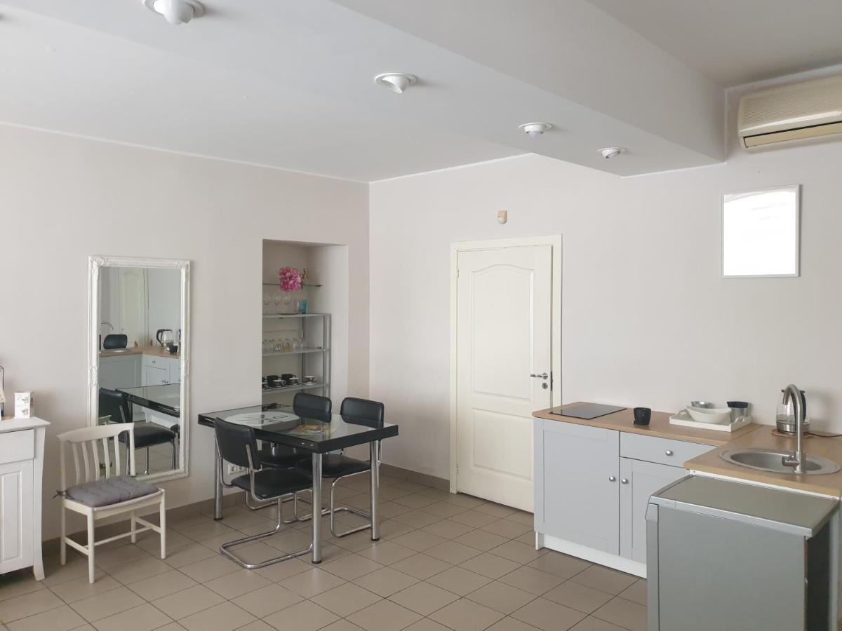 Camellia Studio Apartment & Parking Riga Eksteriør billede